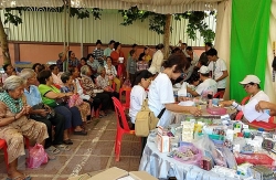 500 kiều bào và người nghèo Campuchia được khám bệnh, cấp thuốc miễn phí