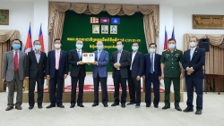 viet nam trao hon 7 ty dong thiet bi y te giup campuchia chong dich covid 19