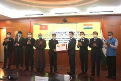 hoi huu nghi viet nam an do trao tang 100000 khau trang cho nhan dan nuoc ban