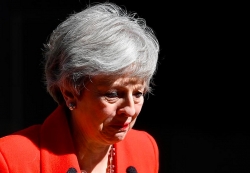Nữ Thủ tướng Anh nghẹn ngào từ chức