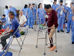 hon 50 bac si tu my den lap chi gia mien phi cho 800 nguoi ngheo ben tre