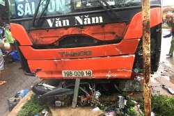 Video: Khoảnh khắc xe khách lao vào chợ Chư Sê (Gia Lai), 5 người thương vong