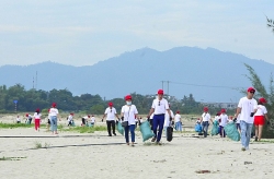 Hơn 800 tình nguyện viên chung tay dọn sạch bãi biển Đà Nẵng