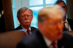 trong dem co van anh ninh quoc gia john bolton bi ong trump sa thai