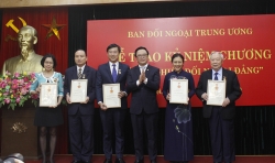 4 cán bộ làm công tác đối ngoại nhân dân được trao Kỷ niệm chương “Vì sự nghiệp đối ngoại Đảng”