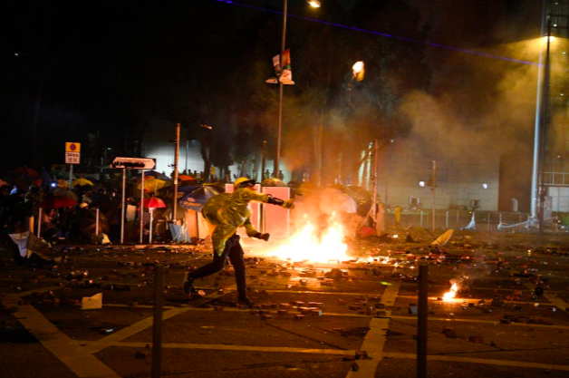 Tình hình Hong Kong: Cảnh sát bị tấn công, giao thông tắc nghẽn, trường học đóng cửa