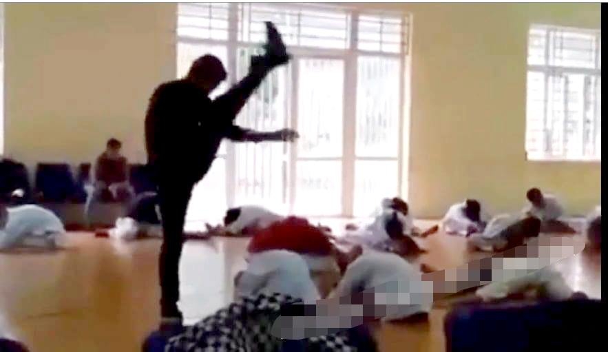 Sốc với clip thầy giáo dạy võ liên tục "tung cước" như trời giáng vào nhiều học viên
