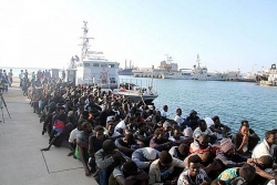Gần 400 người di cư bất hợp pháp được giải cứu ngoài khơi Lybia