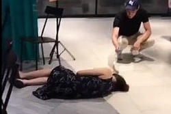 nha hang singapore gay buc xuc khi bo mac nguoi ngat xiu vi nghi nhiem corona
