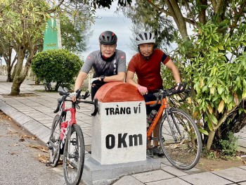 pv gas er va hanh trinh 2400 km bang xe dap