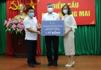ban lanh dao va cbnv tan a dai thanh dong gop 1 ty dong cho quy vac xin covid 19