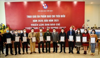 tap chi thoi dai doat giai a bia bao tet an tuong nam 2021