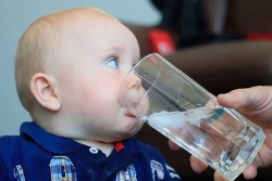 Cho trẻ sơ sinh uống nhiều nước có thể gây nhiễm độc, hôn mê