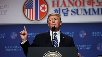 truoc khi roi nhiem so tong thong trump bat ngo gia han 2 lenh cam nhap cu