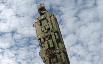 Ngoạn mục màn nạp tên lửa đạn đạo Nga vào ống phóng silo