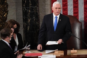 pho tong thong mike pence khong nghe dien thoai keu goi phe truat ong trump