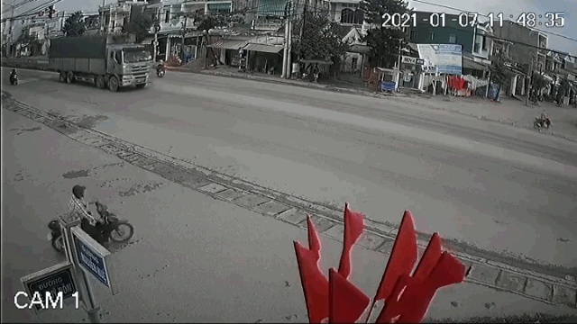camera giao thong xu ly xuat than nguoi dan ong toan mang truoc hung than xa lo