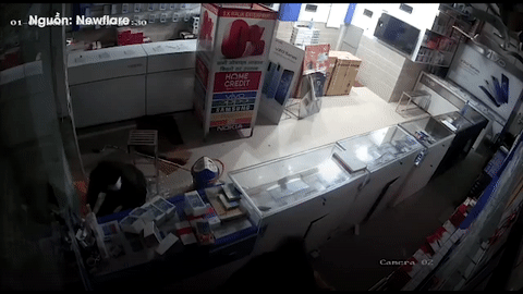 video dao chich khoang sach cua hang smartphone luc 3h sang