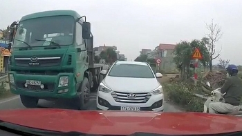 camera giao thong ngan ngam canh tai xe thi gan bat xe di dung lan phai nhuong duong