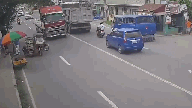 camera giao thong phan xa cuc nhanh khi xe dau keo lao den nguoi dan ong tu cuu mang trong gang tac