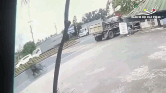camera giao thong kinh hoang canh xe may kep 3 tong thang vao duoi xe tai