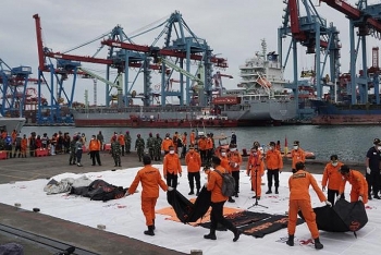 phat hien than may bay indonesia mat tich duoi day bien