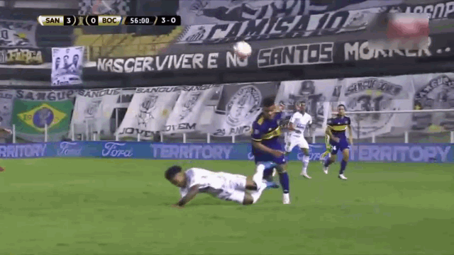 video dung chan dap vao bung doi phuong cau thu bi trong tai duoi thang co