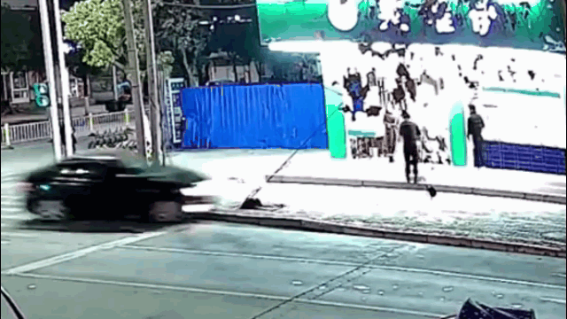 camera giao thong o to dang phi toc do cao bat ngo lat ngua khi lao vao day cap