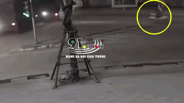 camera giao thong chay xe may phi thang vao gam container thanh nien tu vong tai cho