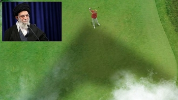 lanh dao iran dang hinh nguoi danh golf giong ong trump de doa tra thu