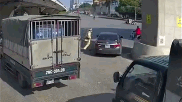 Camera giao thông: Ô tô vi phạm bỏ chạy, CSGT lên xe ôm đuổi theo