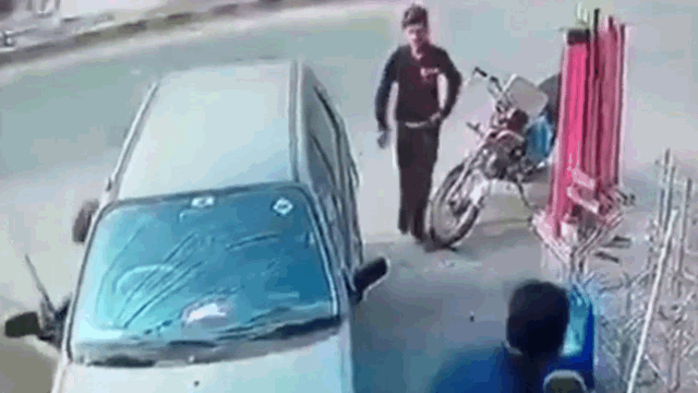 video lat tay thu doan trom do cuc tinh vi ngay khi tai xe o to buoc ra khoi xe