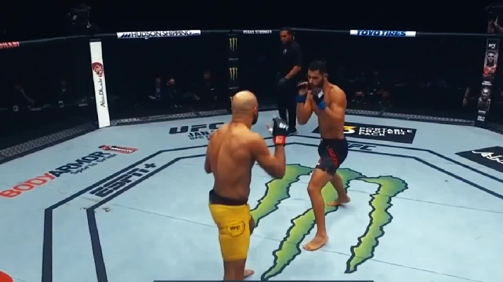 Video: Võ sĩ UFC tung tuyệt kỹ hạ gục đối thủ