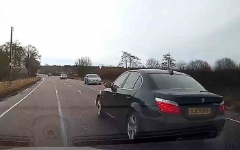 Camera giao thông: Tài xế BMW khiến nhiều người "hú hồn" khi liều lĩnh nhấn ga vút qua mặt hai phương tiện phía trước
