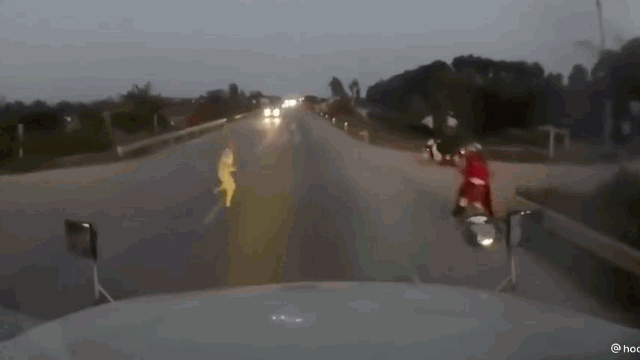 camera giao thong sang duong bat can cu ong co rum nguoi truoc dau xe container vi so hai