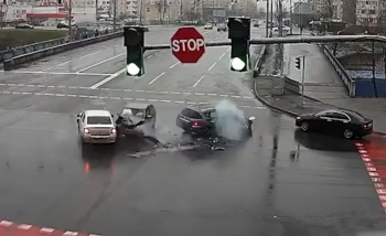 Camera giao thông: Kinh hoàng khoảng khắc ô tô đâm nhau loạn xạ ngay giữa giao lộ