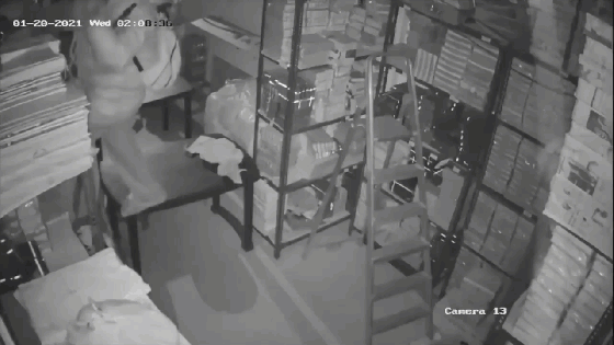 Video: Trộm đột nhập cửa hàng trang sức, 'cuỗm' cả ba lô vàng rồi tẩu thoát