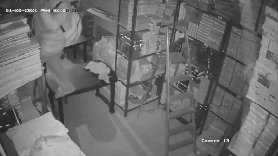 video trom dot nhap cua hang trang suc cuom ca ba lo vang roi tau thoat