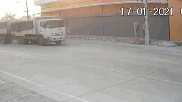camera giao thong xe tai dang chay bat ngo vang banh long loc giua duong khien nhieu nguoi bat via