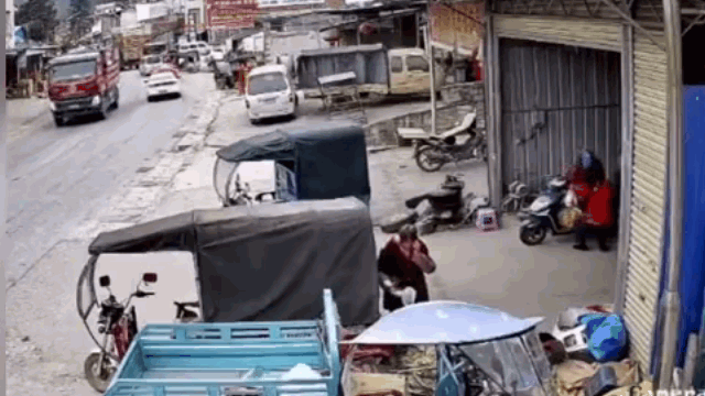 camera giao thong tai xe bat ngo lao vao le duong chut nua cuop mang 3 nguoi