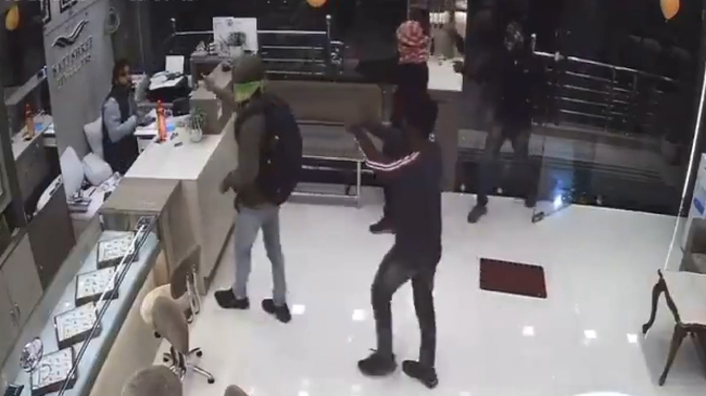 Video: Chủ tiệm vàng tay không chống trả khiến 4 tên cướp có súng cực kỳ manh động