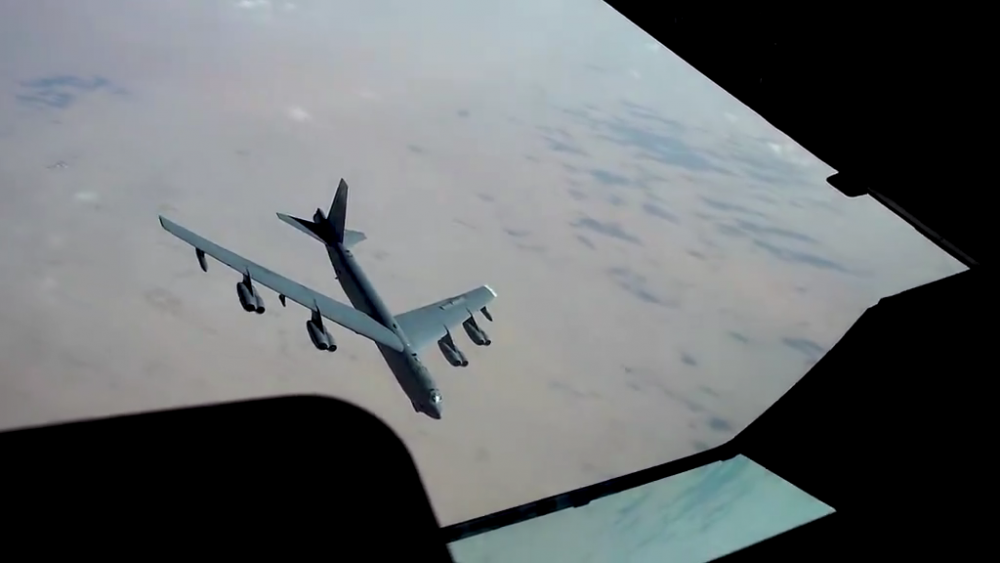 Cận cảnh màn tiếp nhiên liệu cho oanh tạc cơ B-52 trên bầu trời Trung Đông