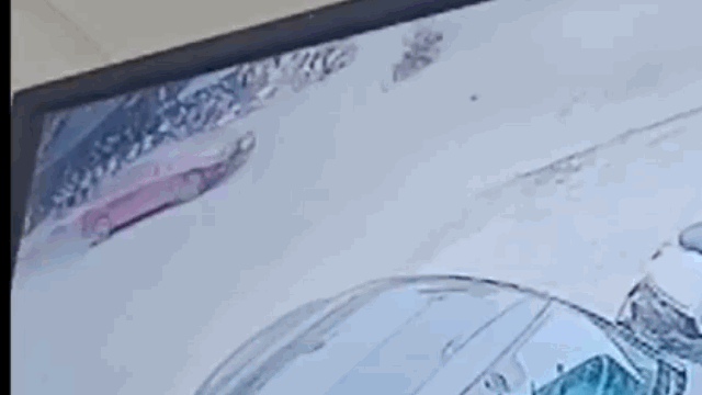 camera giao thong sau cu va cham thanh nien bay qua nap capo nhu phim hanh dong