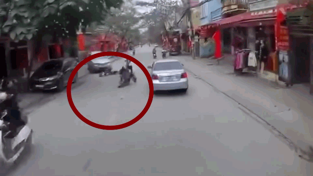 camera giao thong tai xe danh lai xuat than cuu mang nu sinh trong gang tac