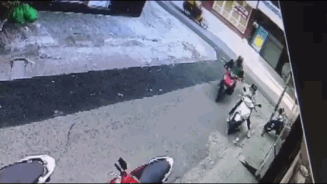 video cuop tao ton giat dien thoai giua ban ngay