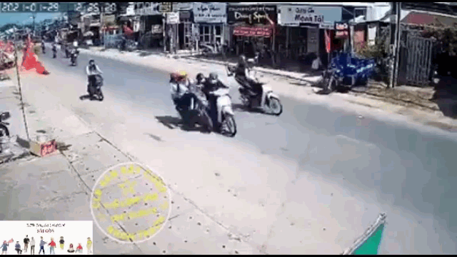 Video: Cướp táo tợn giật đồ, kéo 2 nữ sinh ngã văng xuống đường
