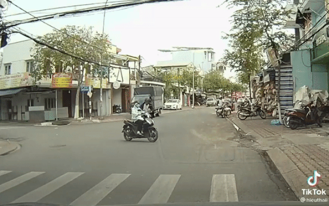 camera giao thong va cham roi nga xuong duong nam thanh nien co hanh dong kha dang yeu