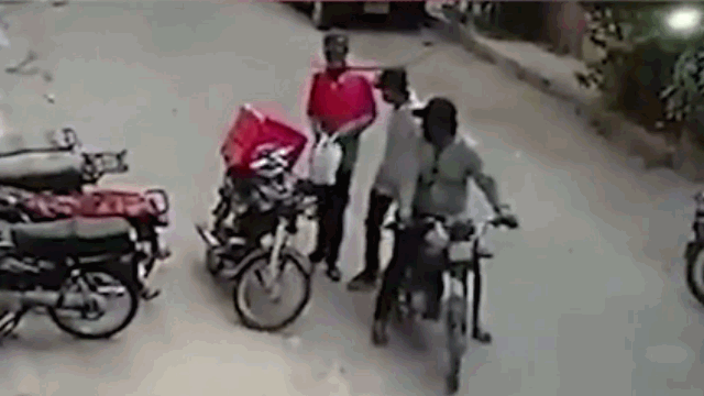 Video: 2 tên cướp bất ngờ trả lại đồ, quay sang an ủi khi thấy nạn nhân khóc nức nở