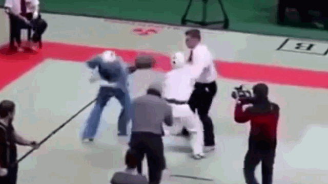 Video: Không tuân hiệu lệnh, hai võ sĩ karate bị trọng tài tung cước đấm gục ngay trên sàn đấu