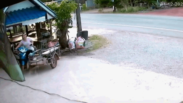 Camera giao thông: Nhanh chân chạy thục mạng, cô gái may mắn thoát cú đâm trực diện của xe tải